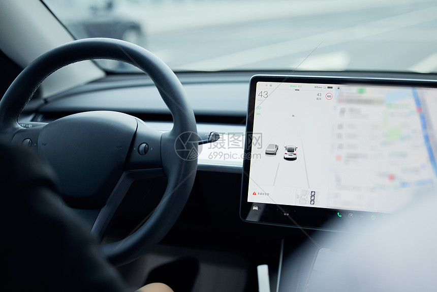 新能源汽车电子屏幕和方向盘图片