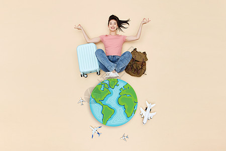 创意俯拍活力女性环球世界旅行图片