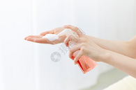 使用泡沫洗手液清洁消毒特写图片