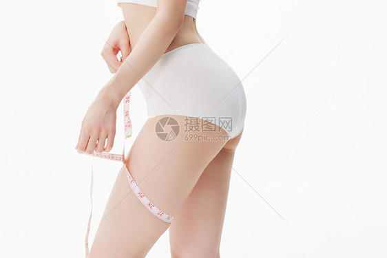 女性减肥用卷尺量腿围图片