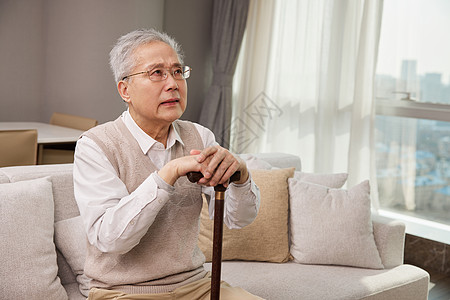 居家生活独自在家表情难过的老人背景