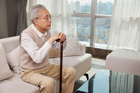 拄着拐杖孤单的老年人背景图片