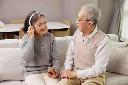 居家听歌的老年夫妻图片