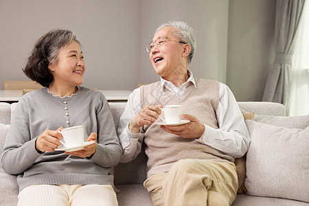 家庭健康喝咖啡开心聊天的老年夫妇背景