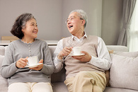 喝咖啡开心聊天的老年夫妇图片