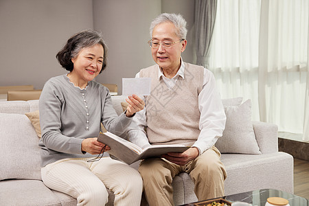 老年夫妇居家看相册照片图片