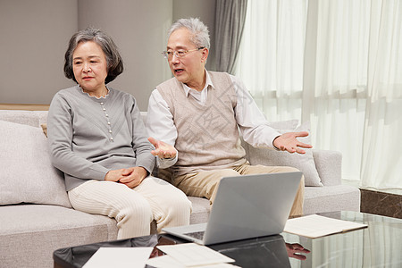 老年夫妻面对电脑争吵图片