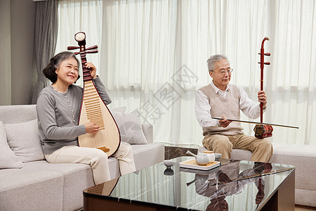 客厅演奏乐器的老年人图片