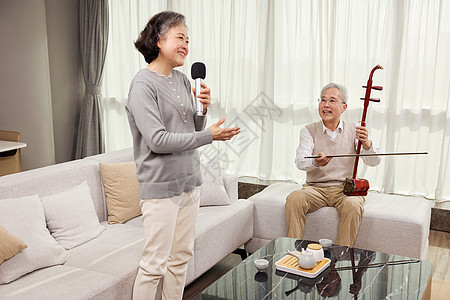 老年夫妻休闲娱乐唱歌图片
