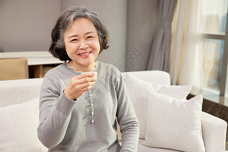 喝茶的老奶奶图片