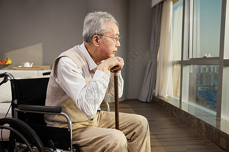 拄着拐杖孤单的老年人图片