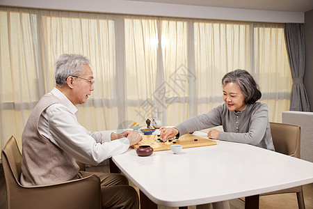 老年夫妻在客厅下棋图片
