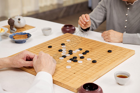 老年人下棋特写图片