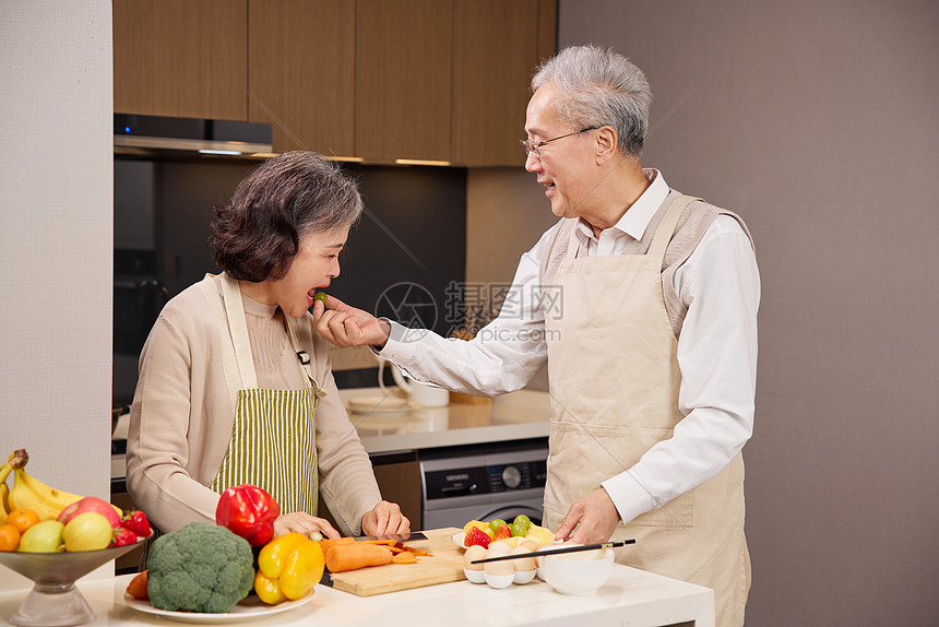 老年夫妻在厨房下厨图片