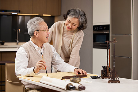 家书法素材老年夫妻居家写书法背景