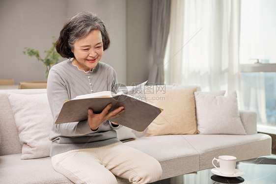居家沙发上翻看相册的老奶奶图片