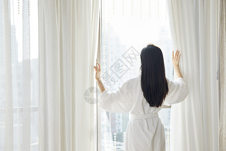 浴袍 美女美女酒店早晨起床拉开窗帘背影背景