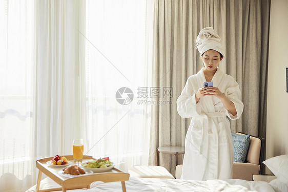年轻美女酒店下午茶休息玩手机图片
