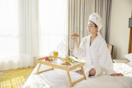酒店休闲女性享受下午茶图片