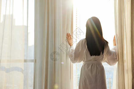 早晨 背影美女酒店早晨起床拉开窗帘背影背景
