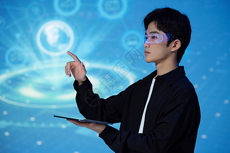 科技男青年触碰虚拟屏幕手势图片
