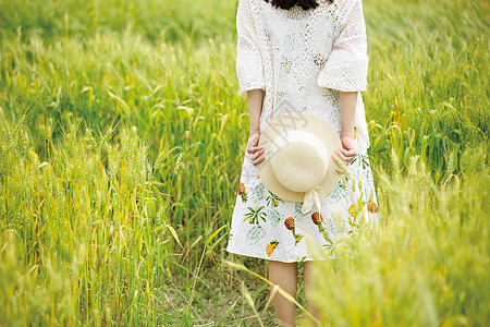 麦田里的女生背影图片