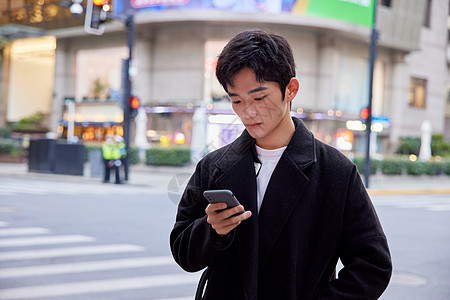 年轻男性街头使用手机图片