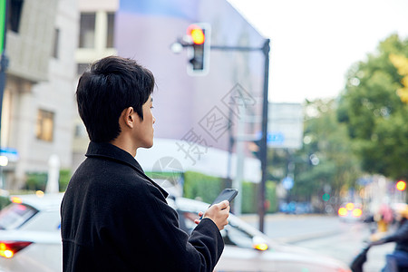 年轻男性街头使用手机图片