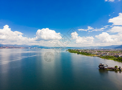 大理洱海湖面倒影与码头背景图片