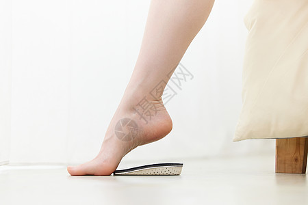 女子足底增高鞋垫背景图片