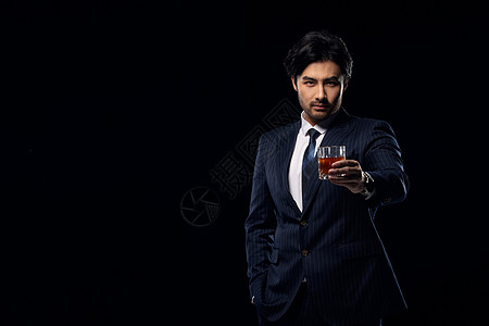 黑色背景西装商务男性敬酒图片素材