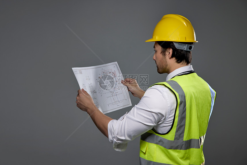 建筑工人查看图纸图片