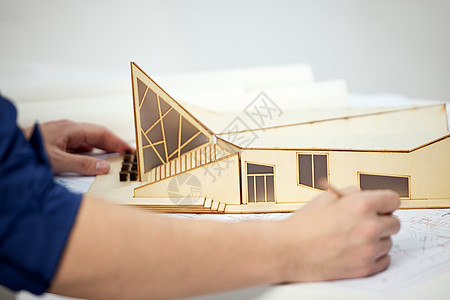 建筑设计师桌上的建筑模型特写背景图片