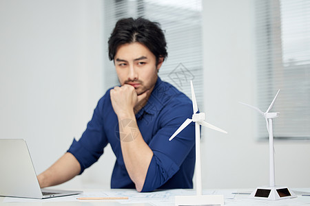 办公室男性研究低碳环保风车模型图片