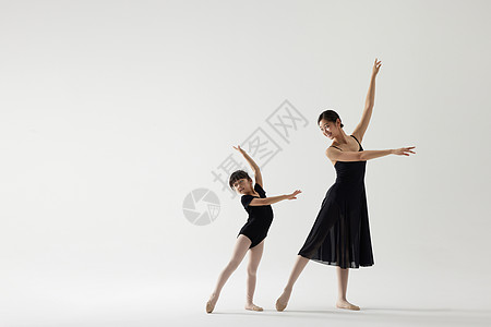 芭蕾舞动作女孩老师和学生一起舞蹈背景
