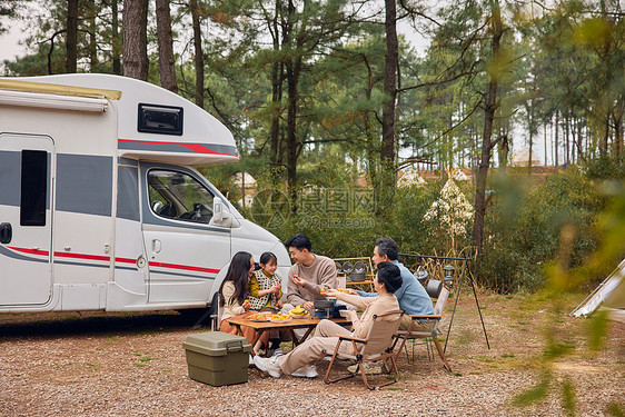 一家人快乐的房车露营生活图片