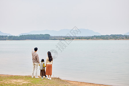 一家人户外湖边郊游背影图片