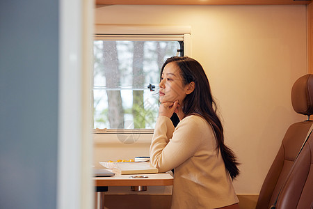 年轻美女房车旅行图片