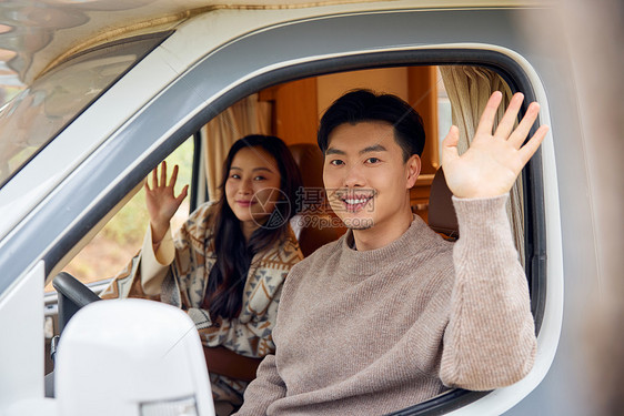 年轻夫妻自驾房车旅行生活图片