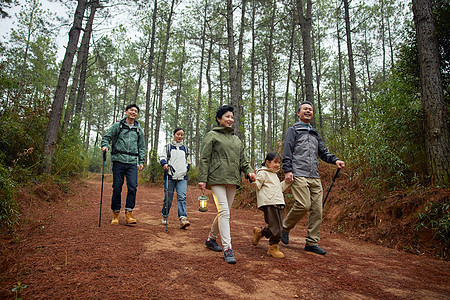 大家庭登山徒步旅行图片