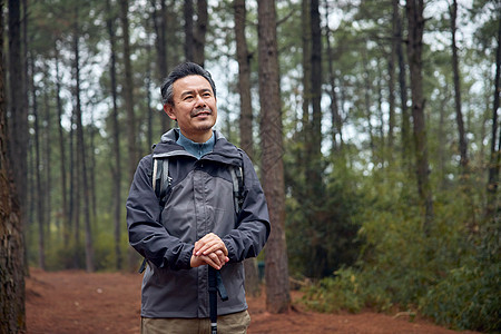 老年男性山里徒步旅行图片