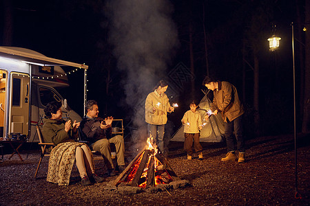 一家人露营篝火派对图片