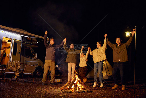 一家人露营篝火派对欢呼图片