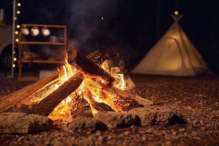 露营篝火堆户外烤火高清图片