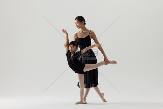 老师指导小女孩芭蕾舞动作图片