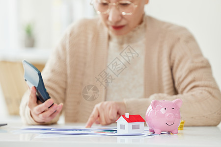 金融知识老奶奶学习金融理财知识背景