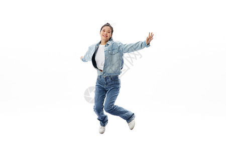 跳跃的活力青年女性形象图片