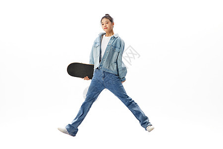活力女青年手拿滑板创意悬浮形象图片
