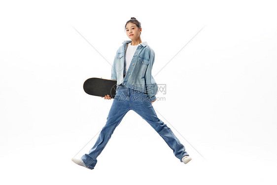 活力女青年手拿滑板创意悬浮形象图片