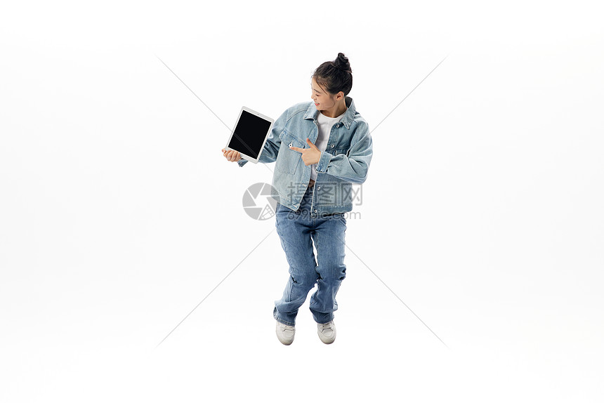 创意活力女性手拿平板电脑图片